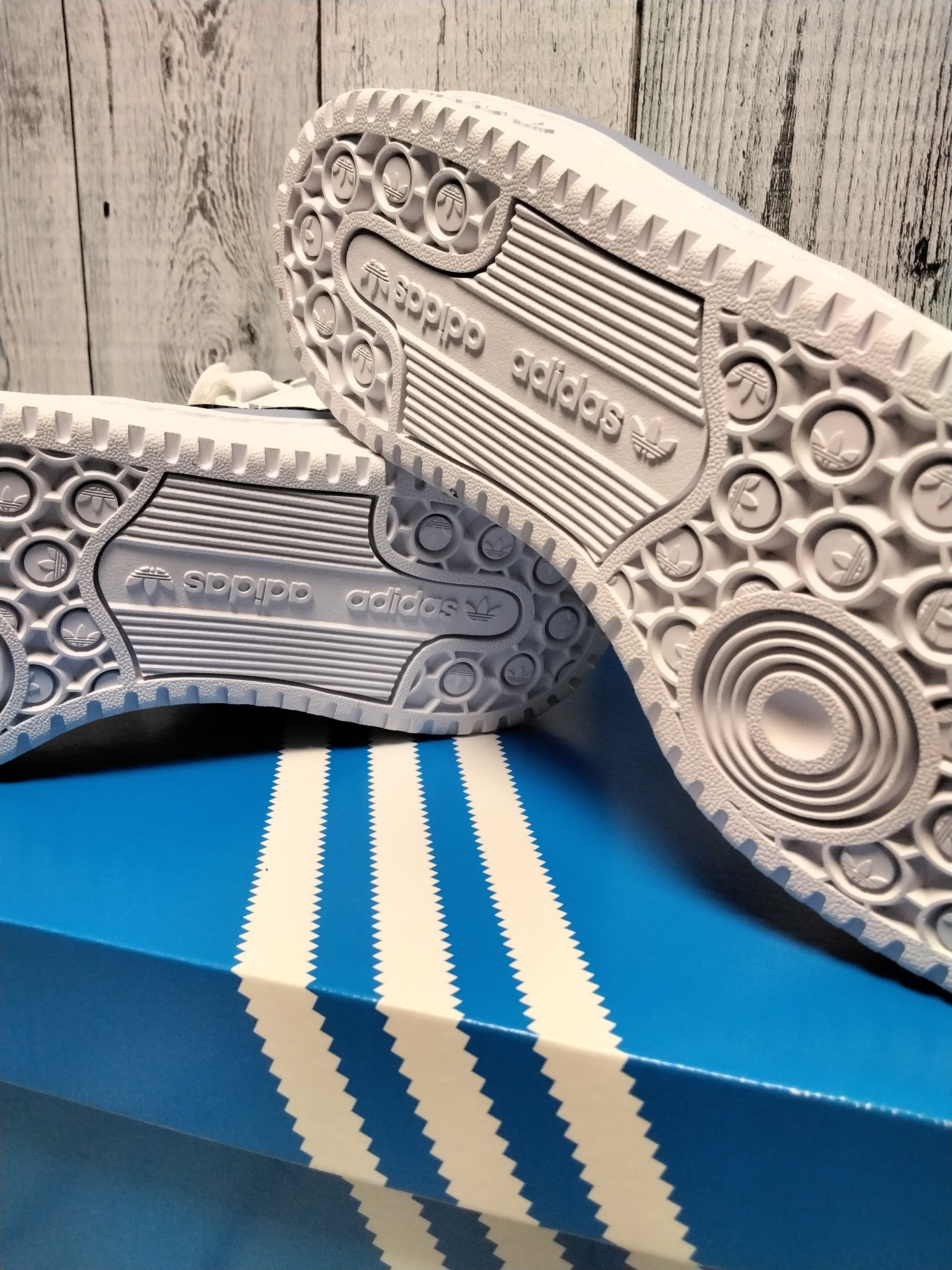 adidas Originals Unisex-Child Forum Mid Sneaker Sz 4 *NEW* (7844904337646)